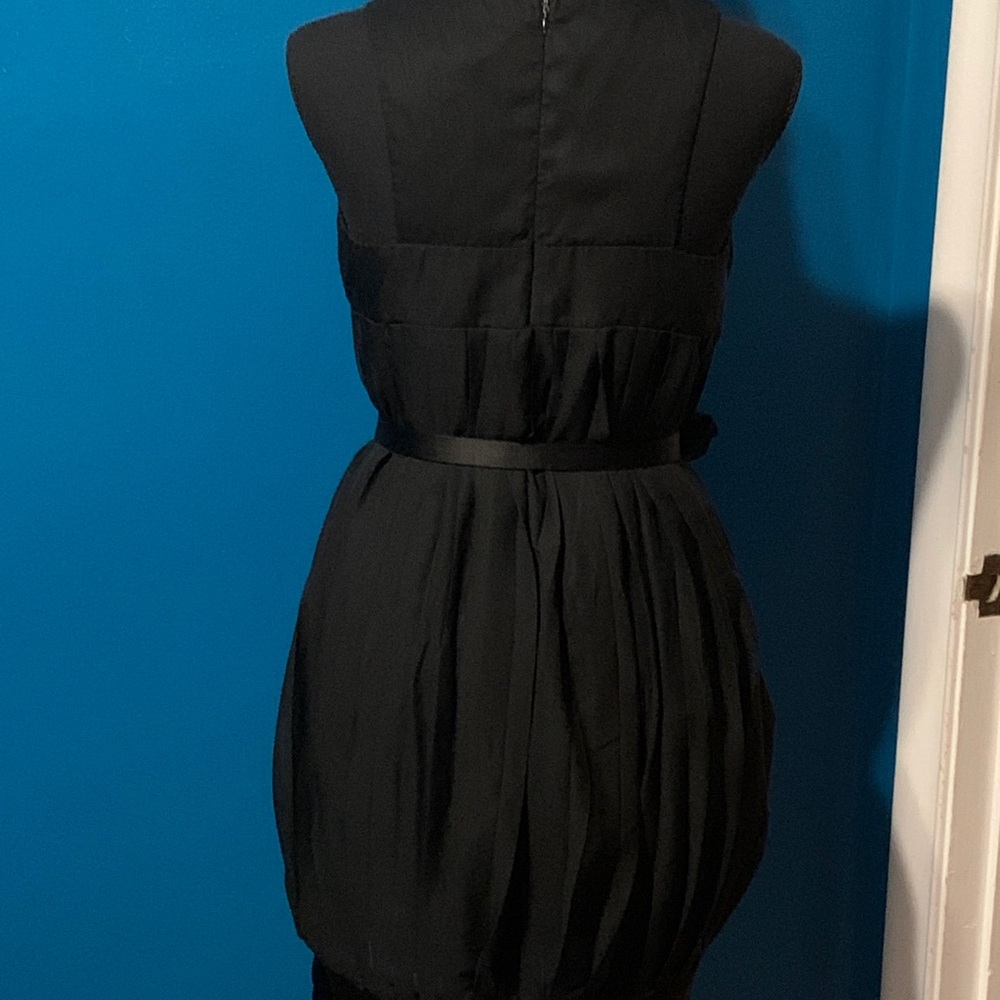 Sleeveless Black mini dress with ruffled front - Picture 4 of 12